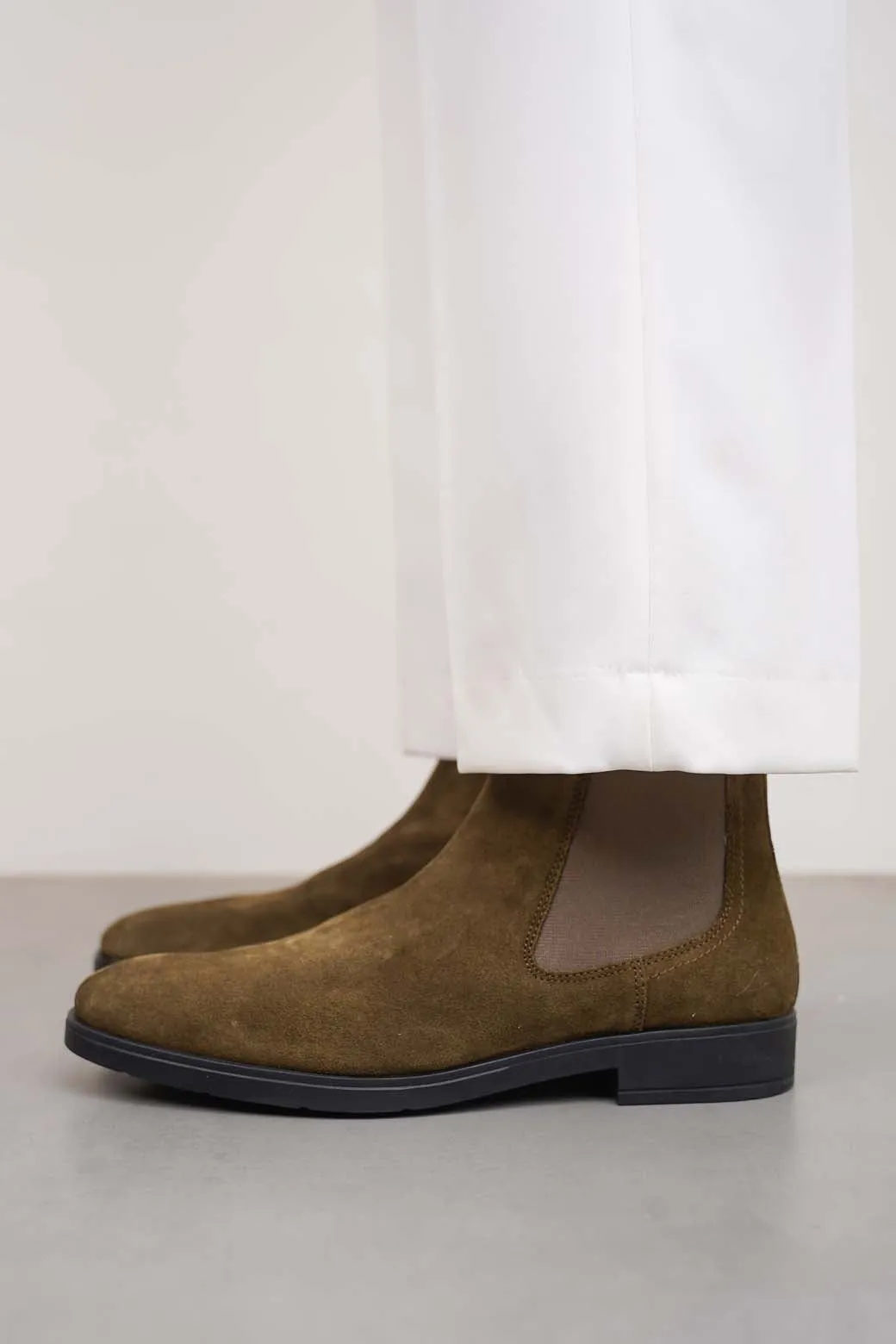 CLASSIC CHELSEA BOOTS