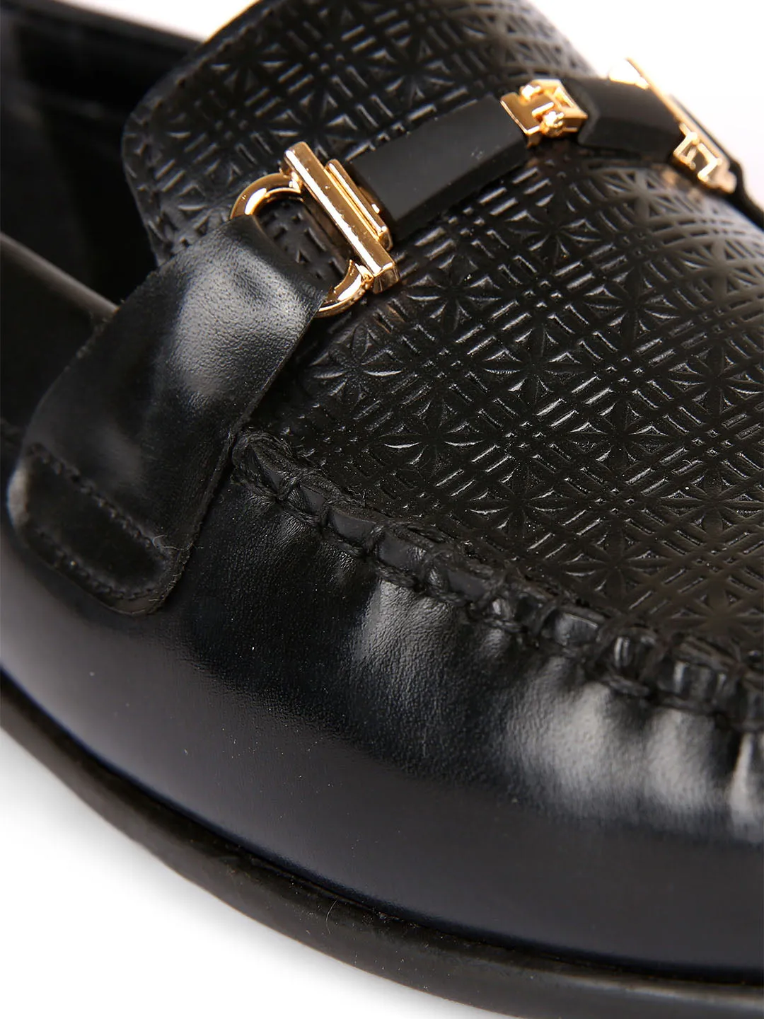 Scandal Textured Loafers With Buckle